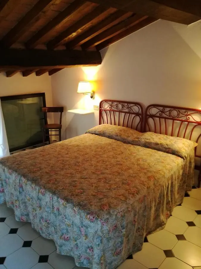 Mansarda con solarium panoramico su centro storico di Sarteano vicino alle famose terme della Val d'Orcia Appartamento